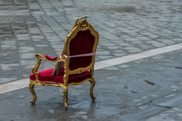 Impressionen aus Venedig - Barocksessel auf Piazza