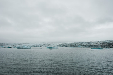 Icebergs em Jökulsárlón, um lago glaciar na Islândia