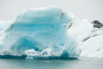 Icebergs em Jökulsárlón, um lago glaciar na Islândia