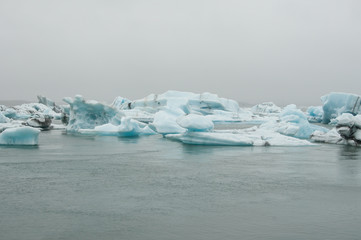 Fototapeta na wymiar Icebergs em Jökulsárlón, um lago glaciar na Islândia