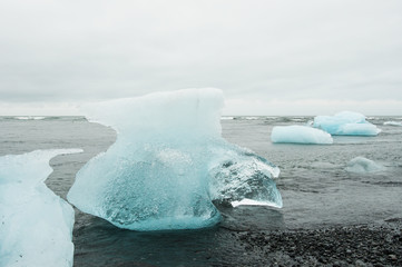 Icebergs em Jökulsárlón, um lago glaciar na Islândia