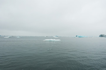 Icebergs em Jökulsárlón, um lago glaciar na Islândia