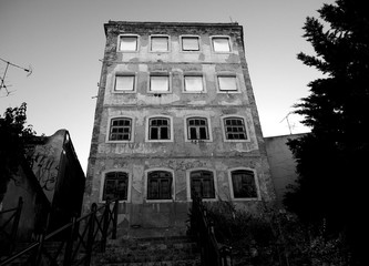 zrujnowana kamienica w czerni i bieli © Paulina