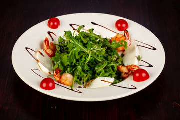 Salad with mozzarella and prawns