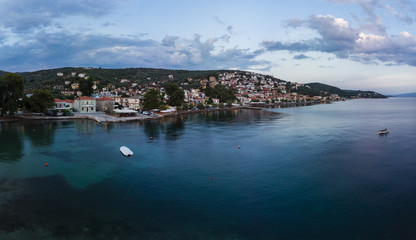 Fototapeta premium blaue stunde, Ort Afissos, Region Volos, Meerenge von Trikeri, griechische Halbinsel von Pilion, Papasitische Golf, Griechenland