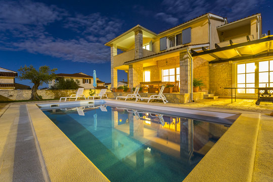 Kroatien, Istrien, Porec, Ferienhaus mit Pool, Nachtaufnahme