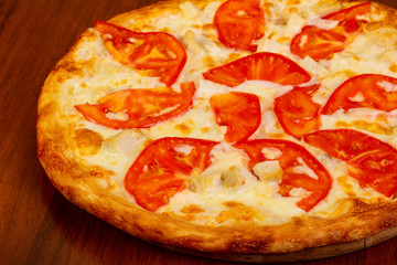 Pizza with chicken and tomato