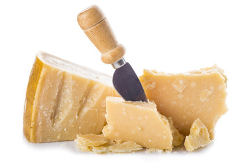 Queso parmesano aislado sobre un fondo blanco para una comida saludable © Angel Simon