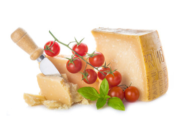 Queso parmesano o parmigiano reggiano con tomates cherry y albahaca para la comida aislados sobre fondo blanco © Angel Simon