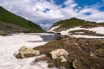 Fototapeta na wymiar Ice Lake in the Khamar-Daban mountains