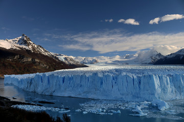 Fototapeta na wymiar Glacier with blue sky and snowy mountain