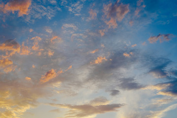 Fototapety  Piękny zachód słońca ze słońcem pomarańczowych tonów za górami i głębokim błękitnym niebem
