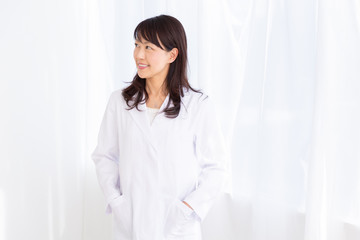 白衣のミドル女性