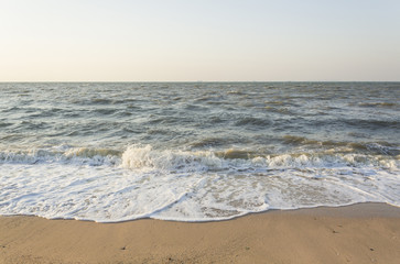 Fototapeta na wymiar waves on the beach 