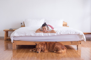 The woman and the golden retriever