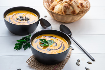 Vegetarische Kürbissuppe mit Brötchen