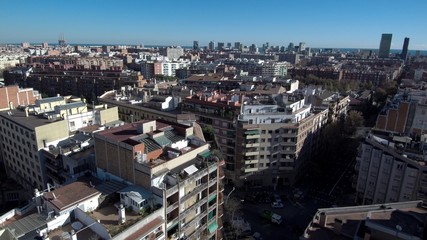 Fototapeta premium Barcelona desde drone. Ciudad de Cataluña, España desde el aire