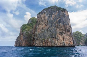 Fototapeta premium Phi Phi Island is abundant with natural resources, it also developed&nbsp;as a small&nbsp;town. This conservation area surrounded by invariably elegant landscape. The views it offers are astonishing.