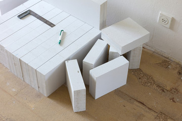 Building a small wall with lightweight concrete blocks