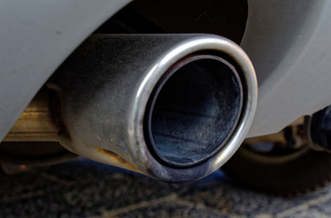 Auspuff eines Dieselautos zur Verdeutlichung der Dieselabgase und des Kohlendioxidausstoßes