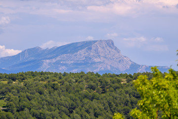 Vue panoramique sur la montagne Sainte-Victoire, Provence, France.