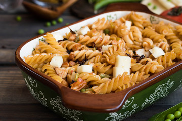 Fusilli pasta with zucchini, goat cheese and green peas