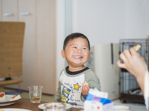 楽しそうに食事する幼児、男の子