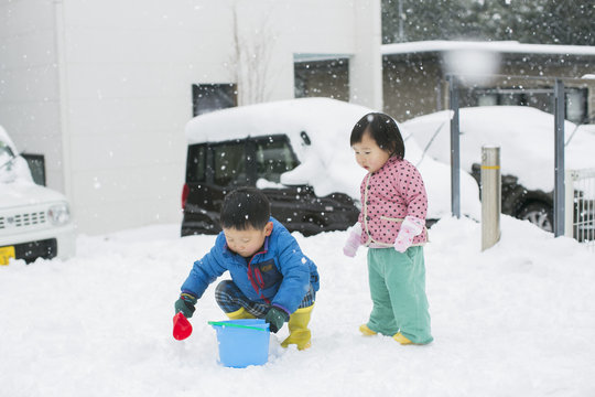 雪の中で遊ぶ子供たちの様子