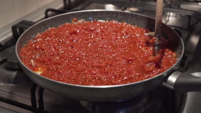 coocking a tomato souce for pasta in italian style