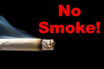Qualmende Zigarette vor schwarzem Hintergrund mit den Worten No Smoke für Nichtraucherschutz