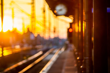 berliner bahnhof bei sonnenuntergang