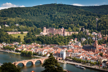 Fototapeta na wymiar Aufstieg zum Philosophenweg mit Blick auf das Heidelberger Schloss und der Alten Brücke, Heidelberg, Baden Württemberg, Deutschland