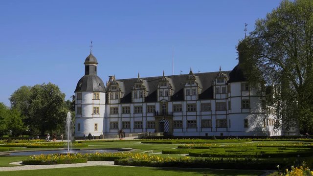 Wunderschönes Schloß Neuhaus mit Barockgarten in Paderborn mit blauen Himmel und Wasser Fontäne