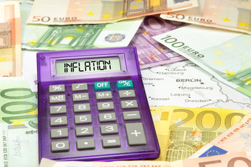 Landkarte von Deutschland, Euro Geldscheine, ein Taschenrechner und die Inflation