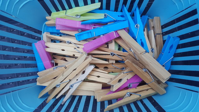 Mand met wasknijpers