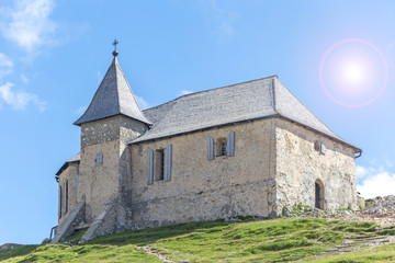 Fototapeta premium Kleine Bergkirche (am Dobratsch)