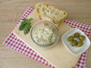 Aufstrich aus grünen Oliven und Frischkäse