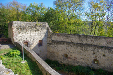 Fototapeta na wymiar Ruine einer alten Burg an einem sonnigen Herbsttag
