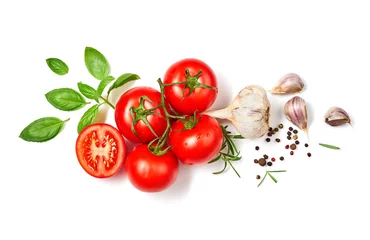 Fotobehang Rijpe rode tomaten met basilicum, rozemarijn, knoflook en peper geïsoleerd op een witte achtergrond. Bovenaanzicht. © dizelen