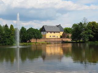 Fototapeta na wymiar Gustavsburg in Jägersburg mit Fontäne, Schloßweiher, Saarland, Deutschland 