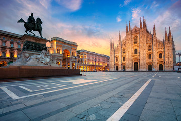Fototapeta premium Mediolan. Obraz gród Mediolan, Włochy z katedrą w Mediolanie podczas wschodu słońca.
