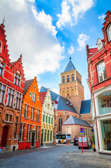 Kirche des Heiligen Giles und traditionelle Gassen in Brügge (Brugge), Belgien