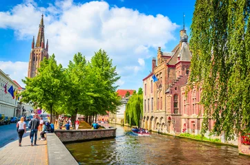 Stickers pour porte Brugges Beau canal et maisons traditionnelles dans la vieille ville de Bruges (Brugge), Belgique
