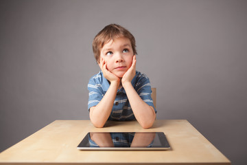 Naklejka premium Boy playing on tablet,