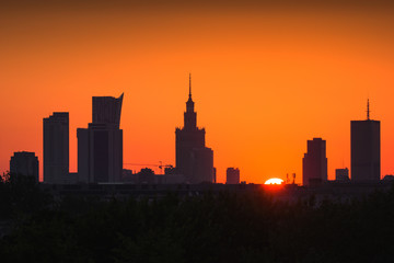 Obraz premium Panorama wieżowców w centrum Warszawy o wschodzie słońca, Polska