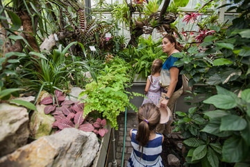 Fototapeta premium Family in Botanical Garden