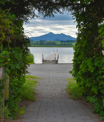 Ein grünes Herz Blick auf die Berge und den See