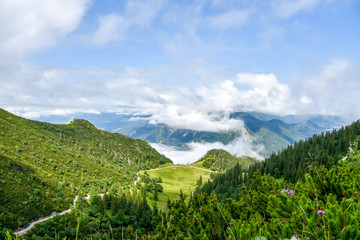 Wander in den Bergen Blick auf die Landschaft im Sommer