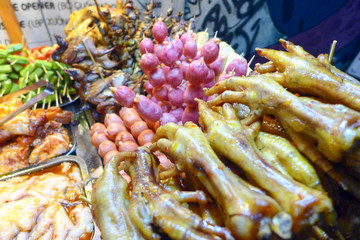 Stand de nourriture à vendre dans la rue au Vietnam avec des brochettes de pattes de poulet, de légumes et de la viande.