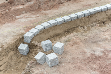 Rasenkante aus Granitsteinen setzen